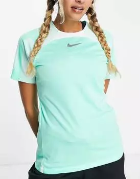 Зеленая футболка Nike Football Strike