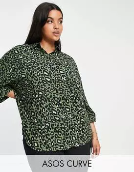 Зеленая рубашка оверсайз с длинным рукавом с леопардовым принтом ASOS DESIGN Curve
