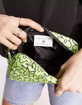 Зеленая сумка через плечо с цветочным принтом Daisy Street