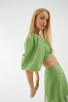Зеленая укороченная блузка с рукавами-арбузом и узлом QUZU