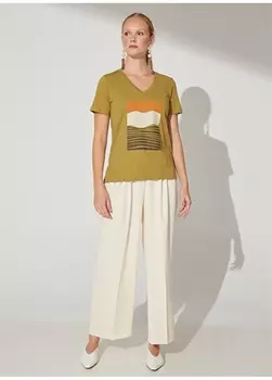 Зеленая женская футболка с V-образным вырезом и принтом Fabrika