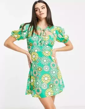 Зеленое мини-платье Vero Moda с завязками на вырезе, вырезом в форме сердца и цветочным принтом в стиле ретро