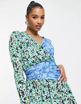 Зеленое платье мини с запахом и цветочным принтом River Island Petite