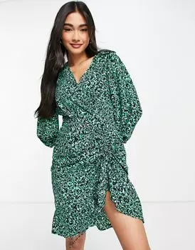 Зеленое платье мини со сборками и v-образным вырезом Vero Moda