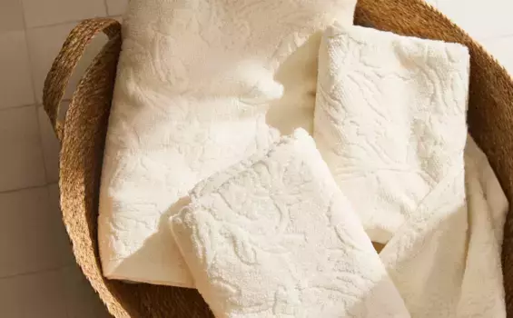 Жаккардовое хлопковое банное полотенце с цветочным принтом Zara Home, цвет Oyster White