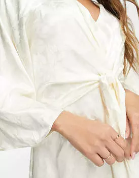 Жаккардовое платье миди с запахом YAS Bridal антикварного белого цвета