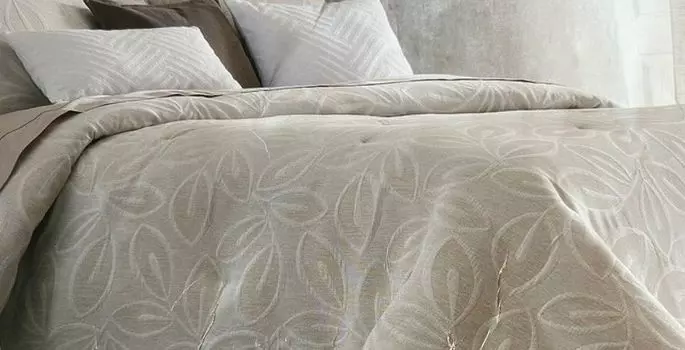 Жаккардовое покрывало на кровать, плед кремово-белый 220х260 см TTS