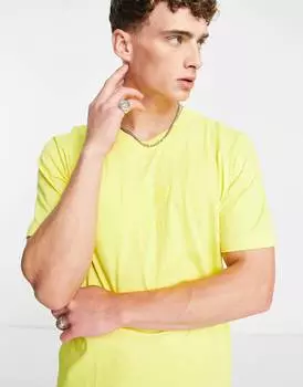 Желтая футболка с тисненым трилистником и логотипом на груди adidas Originals