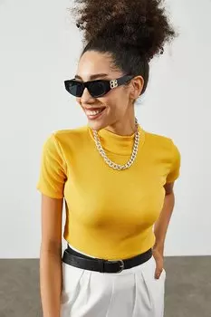 Желтая футболка с высоким воротником и камзолом 2KXK1-45387-10 XHAN