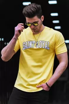 Желтая мужская футболка с принтом 4630 MADMEXT