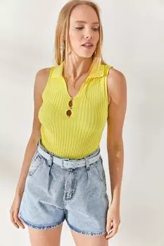 Желтая трикотажная блузка в рубчик с воротником-поло и камнем Olalook, желтый