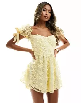 Желтое кружевное мини-платье с завязками на спине Love Triangle