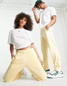 Желтые широкие спортивные брюки с тремя полосками adidas Originals 'Sports Resort'