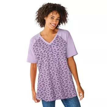 Женщина в женской бейсбольной футболке больших размеров с рукавами до локтя и v-образным вырезом Woman Within, цвет Soft Iris Ditsy