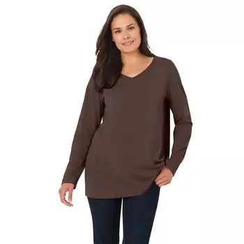 Женщина в женской идеальной футболке больших размеров с v-образным вырезом и длинными рукавами Woman Within, цвет Chocolate