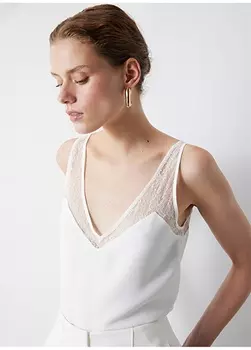 Женская блузка цвета экрю с V-образным вырезом pekyol