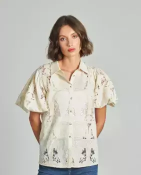 Женская блузка с ажурными деталями и короткой присборенной манжетой Alma en Pena, белый