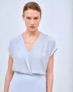 Женская блузка с приспущенными рукавами и воланами на горловине Lasserre, голубой