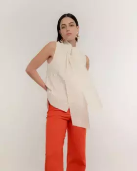 Женская блузка с воротником-бретелькой и бантом Dolores Promesas, цвет Crudo