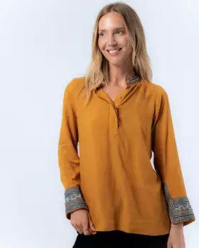 Женская блузка с воротником и отделкой манжет Анжела Niza, цвет Mostaza