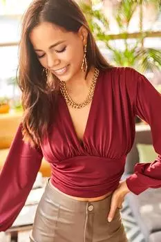 Женская бордовая укороченная блузка с глубоким декольте и поясом на талии Olalook, бордовый