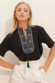 Женская черная трикотажная блузка с воротником-судьей и этнической вышивкой, с кисточками Trend Alaat Stili, черный