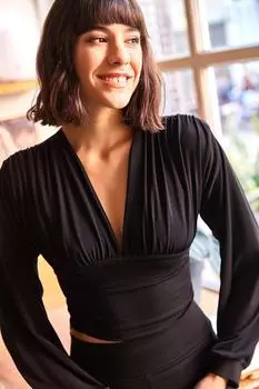 Женская черная укороченная блузка с глубоким вырезом на талии и полоской Olalook, черный