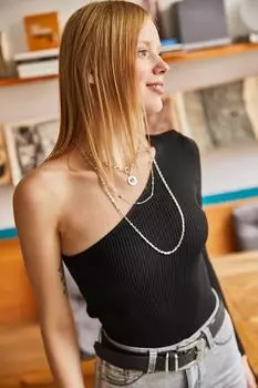 Женская черная укороченная трикотажная блузка на одно плечо выше талии Olalook, черный