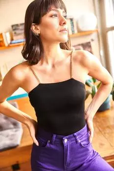 Женская черная укороченная трикотажная блузка с цепочкой на бретельках Olalook, черный