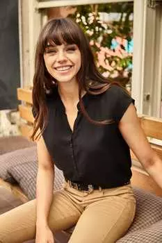 Женская черная вискозная блузка с v-образным вырезом и 4 пуговицами Olalook, черный