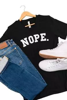 Женская футболка Nope с V-образным вырезом и графическим принтом черного цвета 123 Amore