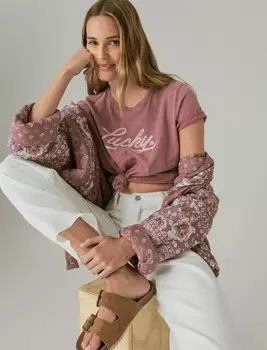 Женская классическая футболка Lucky Brand Lucky Script Crew, цвет Bright Red