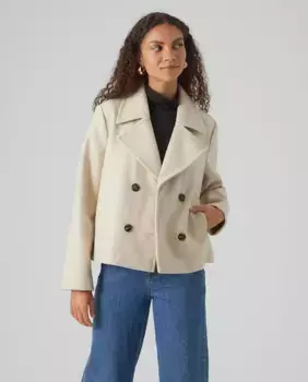 Женская короткая куртка на пуговицах Vero Moda, белый