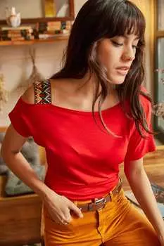 Женская красная блузка с этническим декором на одно плечо Olalook, красный