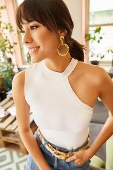 Женская летняя трикотажная блузка цвета экрю с плечами и декольте Olalook