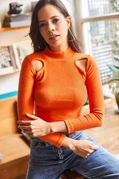 Женская оранжевая укороченная блузка с декольте и плечами Olalook, оранжевый