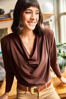 Женская повседневная трикотажная блузка с плиссированным воротником и горько-коричневым воротником Olalook, коричневый