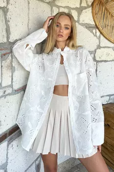 Женская рубашка оверсайз из гипюра с широкими манжетами цвета экрю и вышивкой Trend Alaat Stili