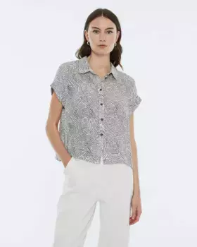 Женская рубашка с принтом, воротником-стойкой и короткими рукавами Andam, цвет Crudo