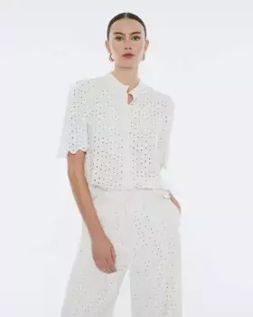 Женская рубашка с швейцарской вышивкой, коротким рукавом и воротником-стойкой Andam, кремовый