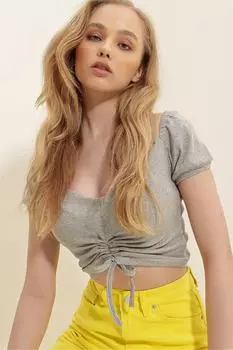 Женская серая укороченная блузка с v-образным вырезом и короткими рукавами Trend Alaat Stili, серый