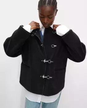 Женская шуба с мандариновым воротником и декоративными пряжками Parfois, чёрный