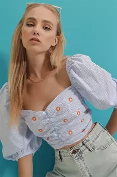 Женская синяя укороченная блузка с вырезом на спине и цветочной вышивкой в клетку Trend Alaat Stili, синий