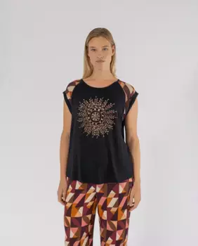 Женская струящаяся футболка с позиционным принтом October, черный