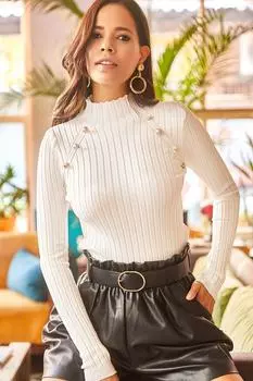 Женская трикотажная блузка цвета экрю с воротником-стойкой и толстыми пуговицами в рубчик Olalook