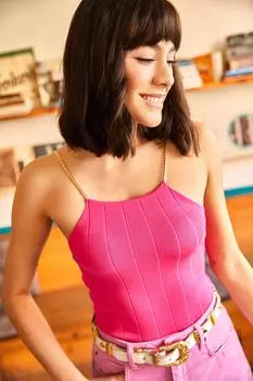 Женская трикотажная блузка цвета фуксии с ремешком-цепочкой Olalook, розовый