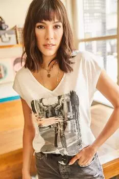 Женская трикотажная футболка цвета экрю с V-образным вырезом и расклешенным принтом Olalook