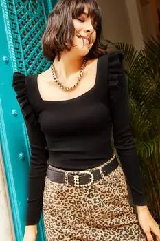 Женская укороченная трикотажная блузка с черным квадратным воротником и оборками Olalook, черный