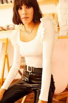 Женская укороченная трикотажная блузка с квадратным воротником и оборками белого цвета Olalook, экрю