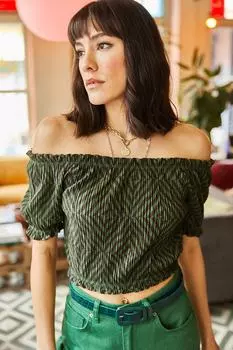 Женская укороченная трикотажная блузка с воротником кармен хаки-черного цвета Olalook